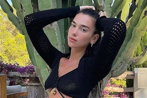 dualipa nua|Dua Lipa wows as she poses NAKED in black and white snap for。